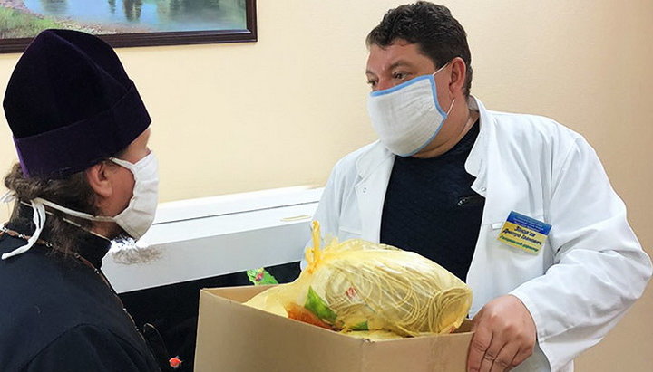 The Izium Eparchy handed over to the Central Hospital masks sewn by nuns. Photo: izum.church.ua