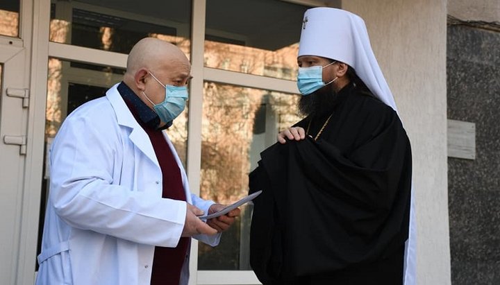 Tests for coronavirus detection were handed over to doctors on behalf of the UOC by the ruling bishop of the Zhytomyr Eparchy. Photo: Facebook page of Metropolitan Nikodim (Gorenko)