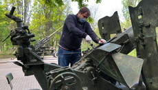 Orthodox youth restores Odessa Defense Memorial for Victory Day