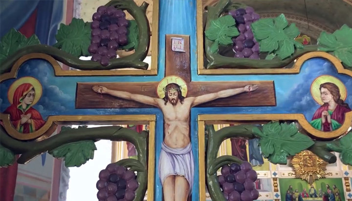 Crucifix in the UOC temple in honor of the Archangel Michael in Zadubrivka. Photo: screenshot of the video on the page of the Chernivtsi-Bukovina Diocese on Facebook