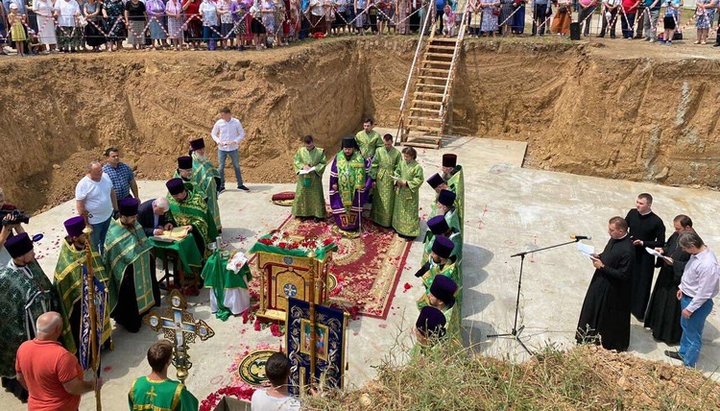 The consecration of the foundation stone and commemorative capsule at the site of the future UOC complex. Photo: crimea-eparhia.ru