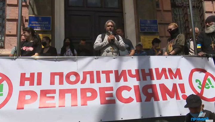 OCU “priest” tells a joke about “Our Father” prayer at pro-Poroshenko rally