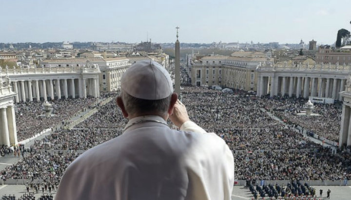 Pope Francis blesses the RCC believers. Photo: vimaorthodoxias.gr