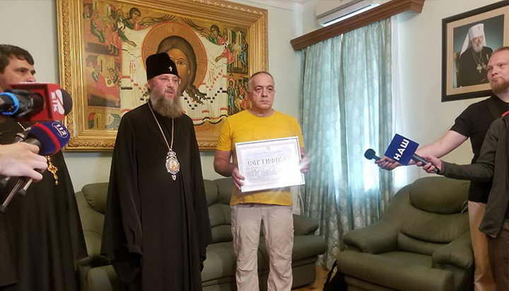 Metropolitan Anthony (Pakanich) of Boryspil and Brovary handed over aid to the doctors of the “Stanitsa Luganskaya” checkpoint. Photo: FB page of the UOC Information Centre 