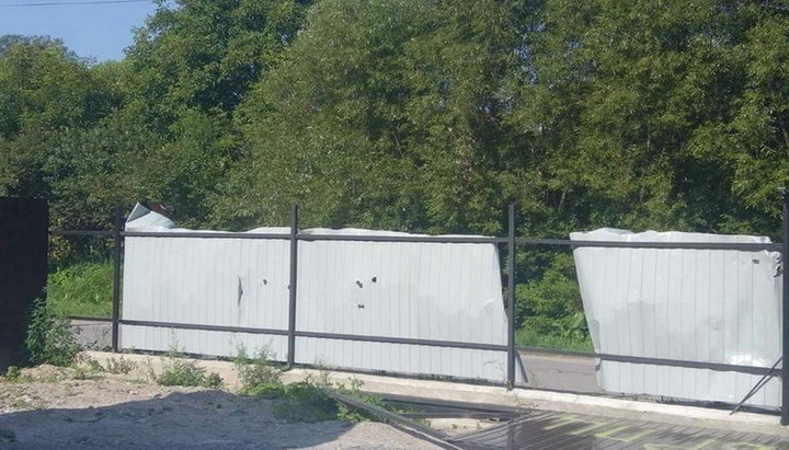 Masked militants smashed the fence of the priest's house of the UOC in Zolochiv. Photo: facebook.com/mykola.danylevych