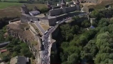 A cross procession of many thousands leaves Kamyanets-Podilsky for Pochayiv