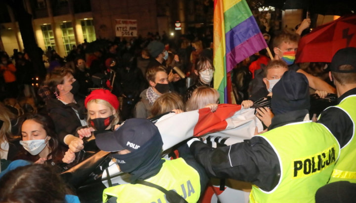 Clashes broke out between protesters and police in Warsaw. Photo: rmf24.pl