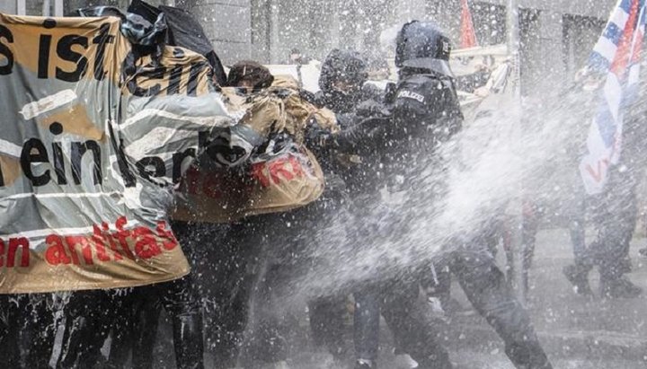 Protesters against the strict quarantine were dispersed with water cannons. Photo: dw.com