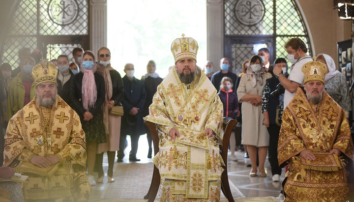 Epiphany Dumenko with the “hierarchs” of the OCU in the half-empty temple of Drabinko. Photo: pomisna.info