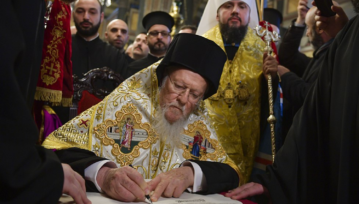 Head of Phanar, Patriarch Bartholomew, signs the Tomos for the OCU. Photo: president.gov.ua