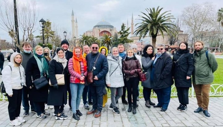 The deputy from the “Servant of the People” party Yevhenia Kravchenko published a photo with her colleagues in the delegation from Ukraine to the head of the Phanar in Istanbul. Photo: strana.ua