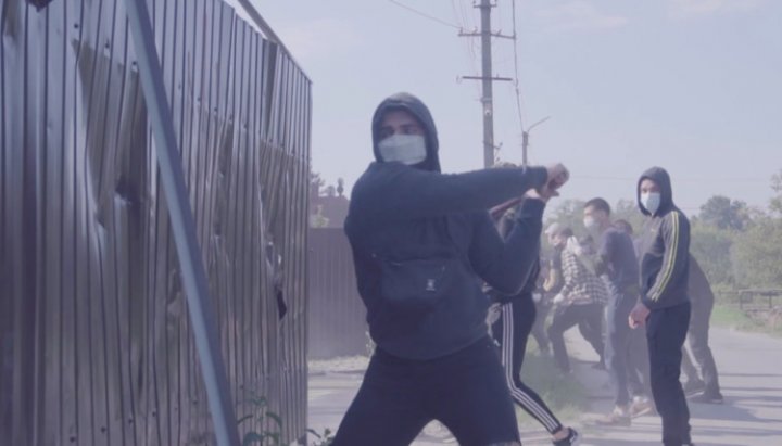 Radicals destroy with sledgehammers the fence of the priest’s house of the UOC in Zolochiv, 2020.Photo: website of the National Corps