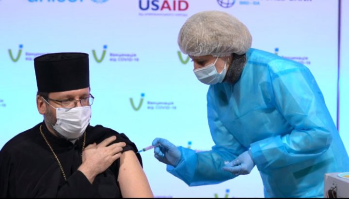 The head of the UGCC Sviatoslav Shevchuk and other religious leaders vaccinated against COVID live. Photo: a screenshot of the broadcast from the FB page of the Ministry of Health of Ukraine 