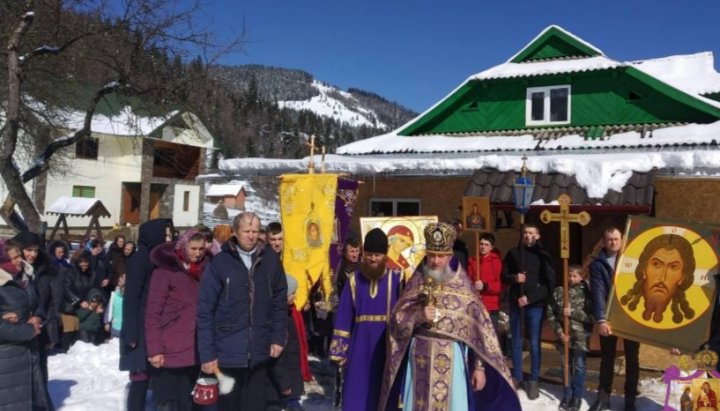 The Holy Dormition community of the UOC in the village of Hryniava during the cross procession on the Day of the Triumph of Orthodoxy. Photo: ivano-frankivsk.church.ua