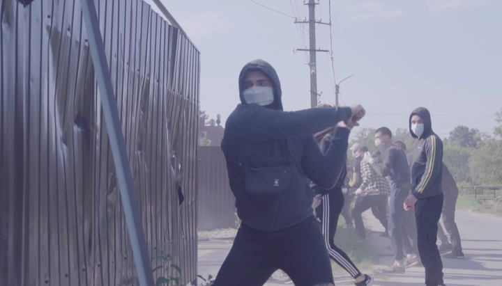 Soldiers of the National Corps destroying the fence of the priest’s house of the UOC in Zolochiv with sledgehammers. Photo: the National Corps website