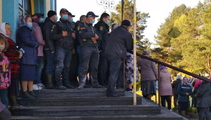 At the church of the UOC in Zabolotye on the day of the seizure 10. 05. 21. Photo: UOJ