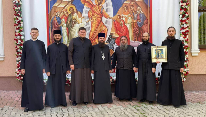 The clergy of the UOC and guests from the Romanian Church. Bishop Benedict in the centre. Photo: facebook.com/orthobuk