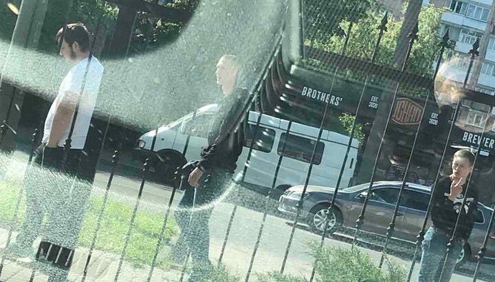 Young men with balaclavas near the courthouse in Lutsk during the consideration of the claim of the priest of the UOC Vladimir Meles. Photo: pravoslavna.volyn.ua