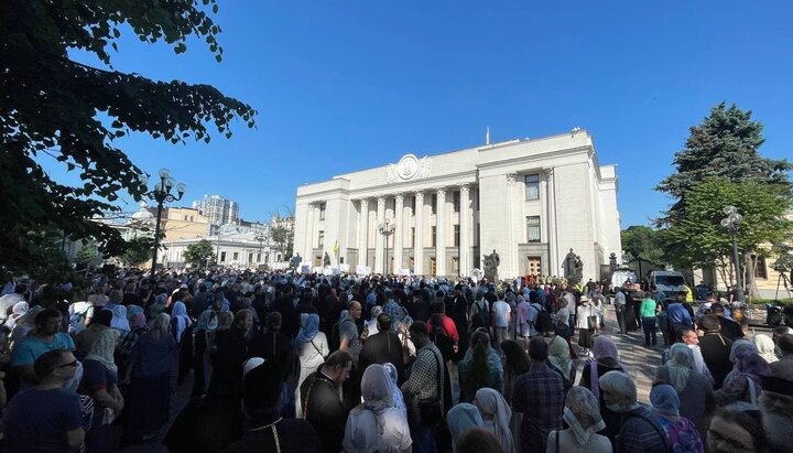 Prayer standing of UOC believers near the VR. Photo: vesti.ua