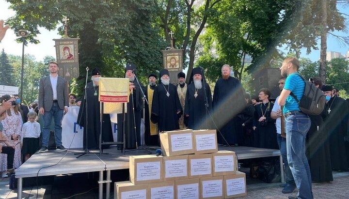 Archbishop Nikolai (Pochtovy) speaks at a prayer event at the Verkhovna Rada. Photo: t.me/upc_news