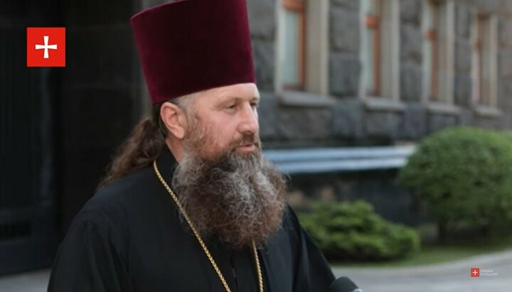 Archpriest Vasily Nachev at the prayer standing of UOC believers near the Partliament on June 15, 2021. Photo: a screenshot of the video on the “1Kozak” Youtube channel