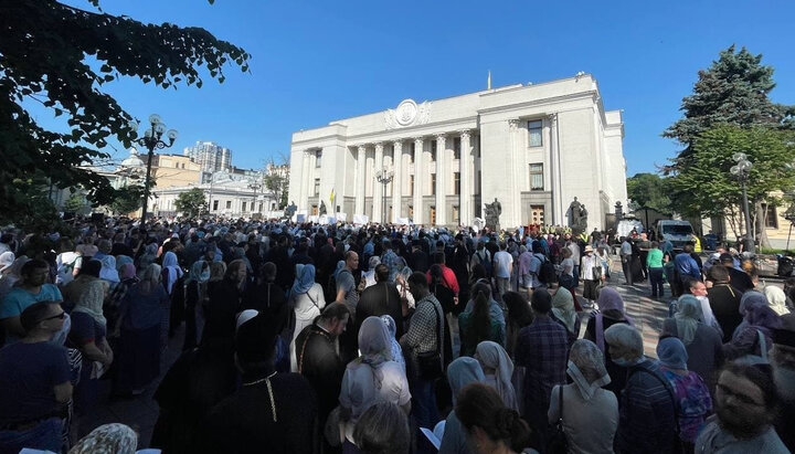 Prayer standing of believers of the UOC at the Verkhovna Rada of Ukraine. Photo: vesti.ua