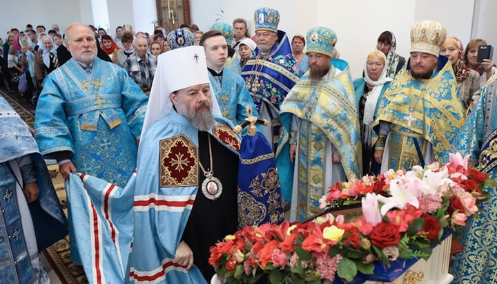 Metropolitan Mitrofan during the divine service. Photo: aleksandrovsk-prav.ru