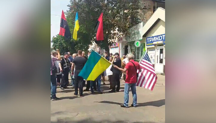 Provocation of radicals against the procession of the UOC in Nizhyn. Photo: video screenshot facebook.com/vbtsvit