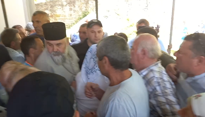 The raiders of the OCU beat the parishioners of the UOC and tore the cross from the rector. Photo: a video screenshot from the Facebook page of the Church of the Nativity of the Virgin.