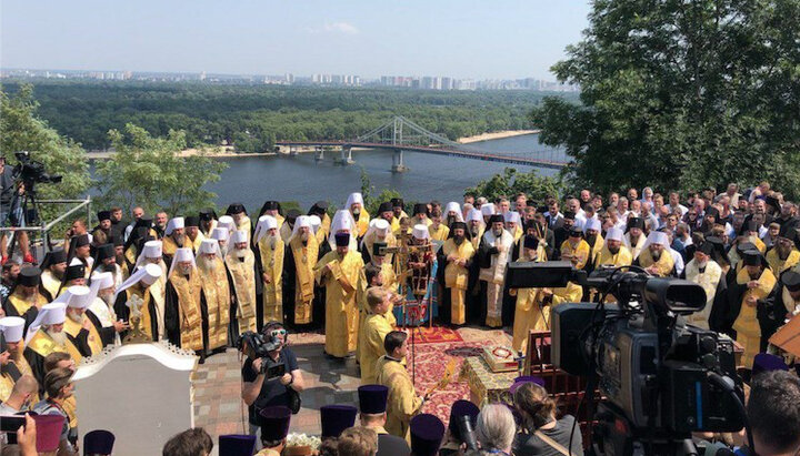 Hierarchs of the UOC on the Vladimir Hill. Photo: UOJ