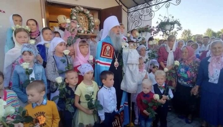 Metropolitan Sergiy in the village of Ludvishche. Photo: ternopil.church.ua