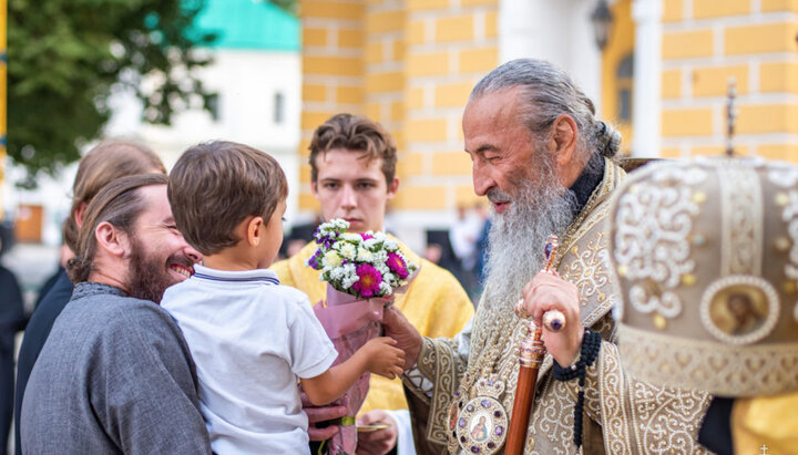 Believers congratulating the Primate on the anniversary of his enthronement. Photo: news.church.ua