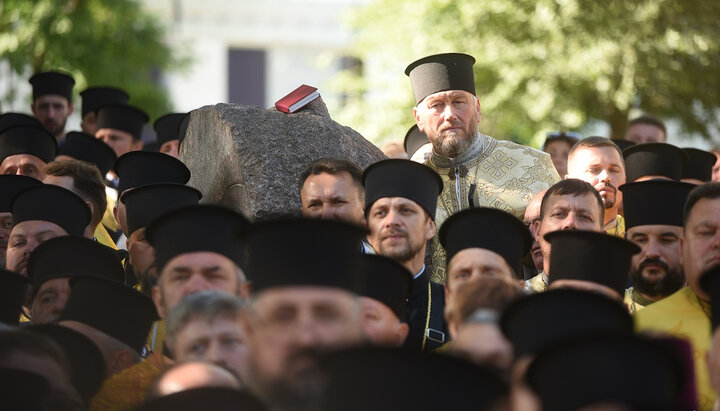 OCU representatives in Greek kamelaukions. Photo: pomisna.info