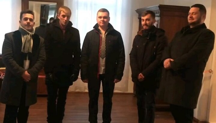 "Clerics" of the OCU in the house where the founder of the OUN (b) Stepan Bandera lived. Photo: velychlviv.com