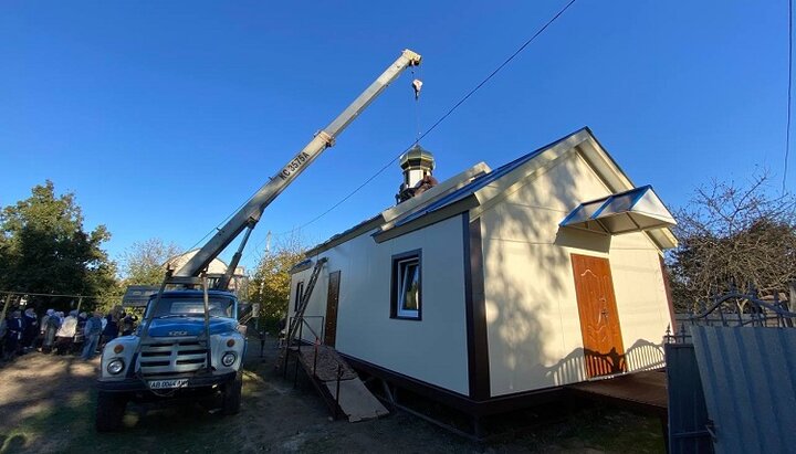 Installation of the domed cross over the new church of the UOC in Stryzhavka. Photo: eparhia.vinnica.ua