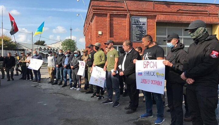 Lviv radicals from the "Right Sector" are holding an action at the BRSM-Nafta gas station because of Andrey Biba's participation in the construction of churches of the UOC. Photo: Facebook page "Praviy Sektor / Lvivshchyna".