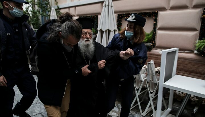 The priest was arrested for shouting against the Pope. Photo: in.gr