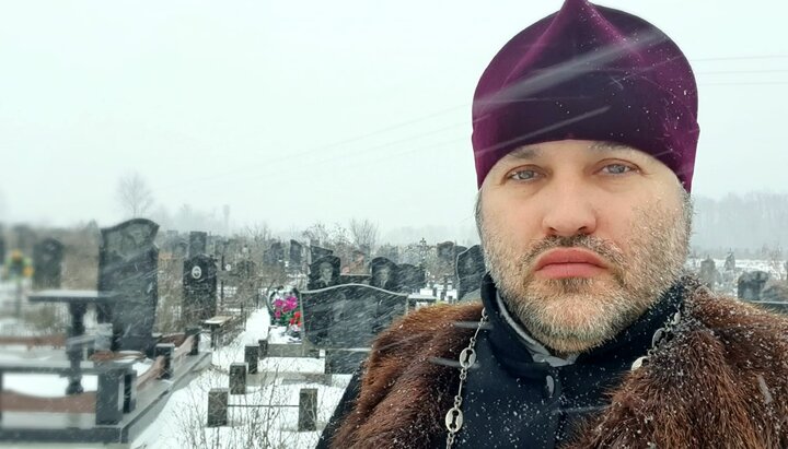 Selfie in front of the cemetery was taken by freezing cold Alexander Dediukhin. Photo: A. Dediukhin's Facebook page