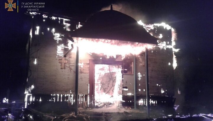 The fire completely destroyed the UOC church in Stuzhytsia. Photo: zk.dsns.gov.ua