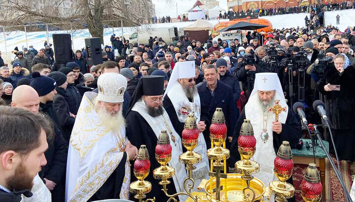 His Beatitude Metropolitan Onuphry blessing the Dnieper waters. Photo: UOC Information Centre