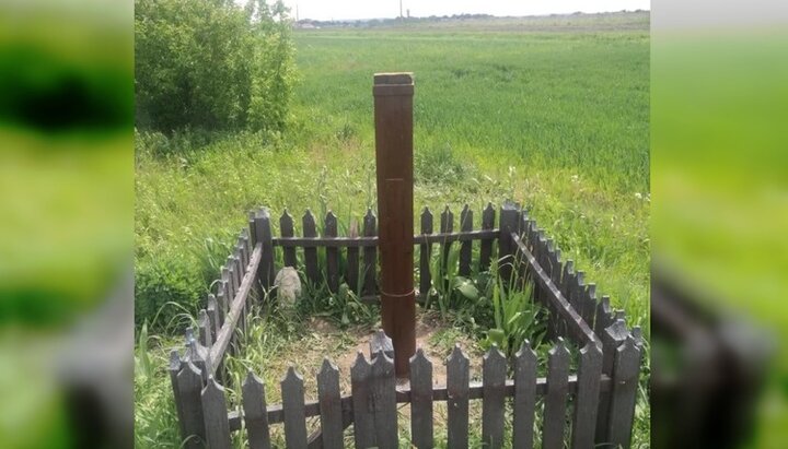 Schismatics sawed down the memorial cross which the UOC community had set up at the entrance to Demydivka. Photo: rivne.church.ua