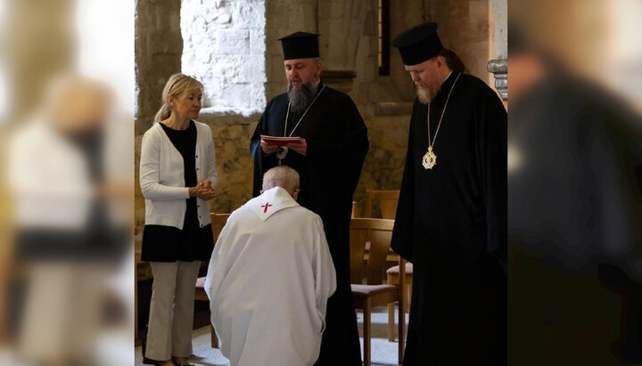 Dumenko blesses the Head of Anglican Church at a service in London