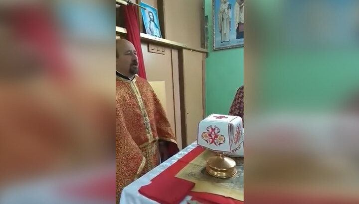 At the “liturgy” of OCU, “priests” sing a song about the stork in the altar