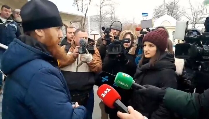 Archpriest Mikhail Pitnitsky answers journalists' questions about the search in the Kyiv Lavra. Photo: Screenshot of Viktoriya Kokhanovska's Facebook page