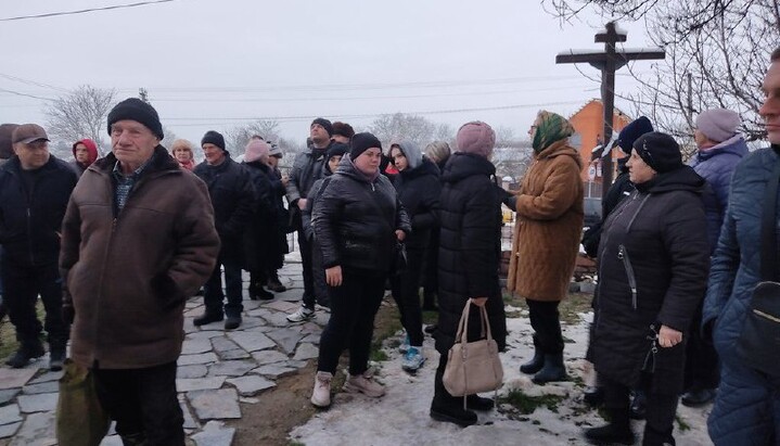 OCU supporters have gathered near a church in the village of Singury and demand that the community leave the UOC. Photo: suspilne.media