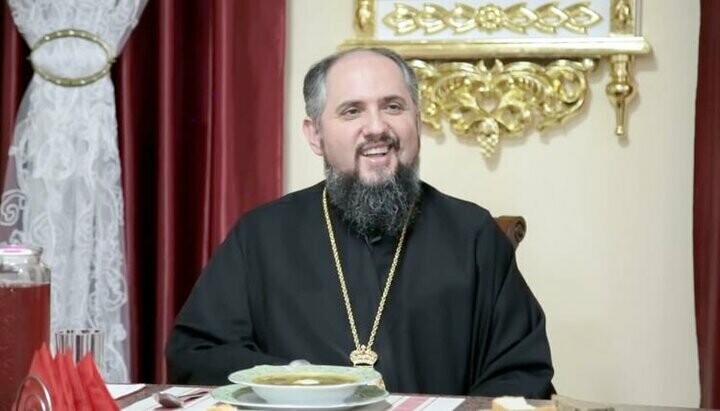 Epifaniy Dumenko at a meal. Photo: screenshot of the Novoye Vremya YouTube channel