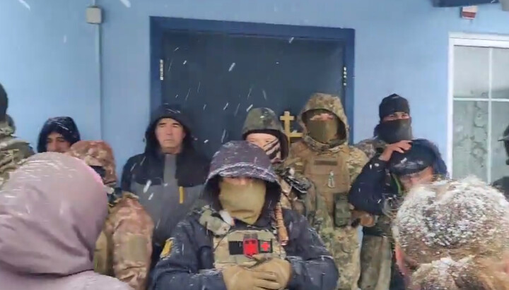 An attempted seizure of a temple in Tarasivka. Photo: a video screenshot of the TG channel “Victoria Kokhanovska. Women's Power of Ukraine".
