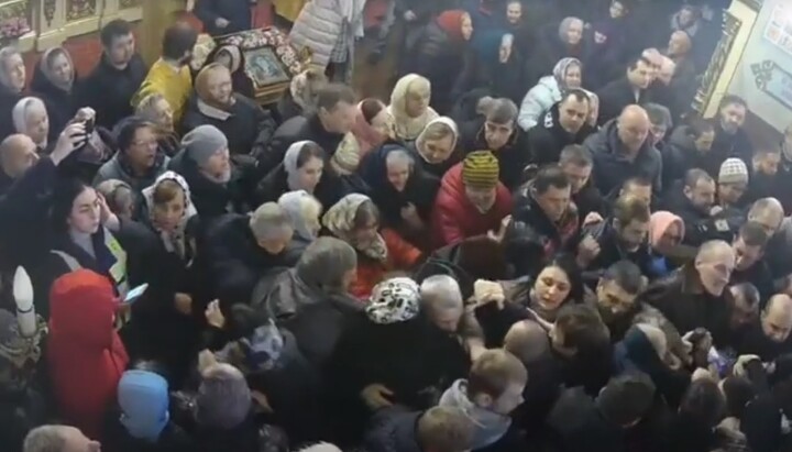 Thugs are trying to break into the altar. Photo: screenshot of the Youtube channel of the Ivano-Frankivsk diocese of the UOC