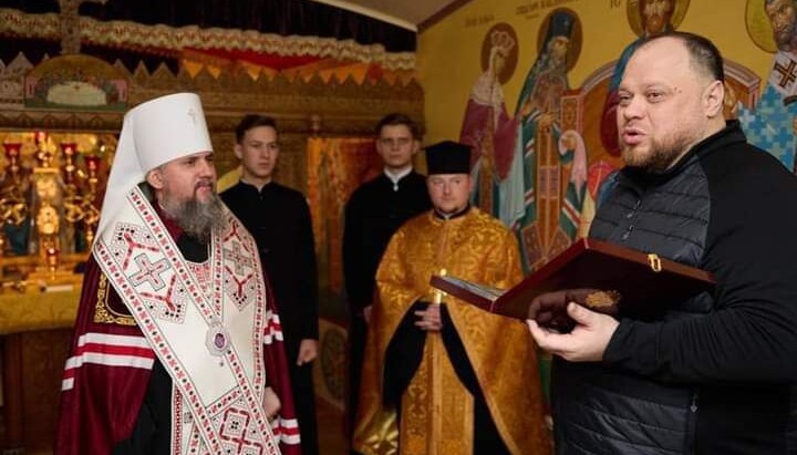 Epifaniy Dumenko and Ruslan Stefanchuk in the UOC church, located in the building of the Verkhovna Rada. Photo: Stefanchuk's Facebook page