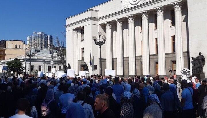 UOC believers stand in prayer at the Verkhovna Rada. Photo: Union of Orthodox Journalists